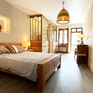 D'hotes Avec Entree Privative Au Calme Dans Maison De Village Frühstückspension